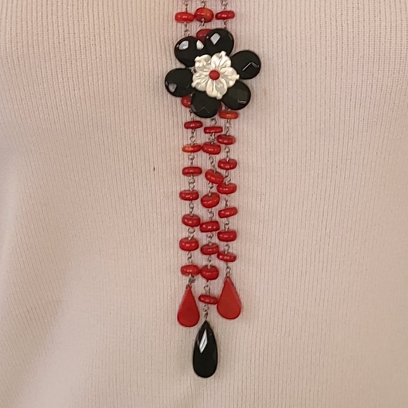 Beautiful Beaded Floral Necklace - Picture 4 of 5